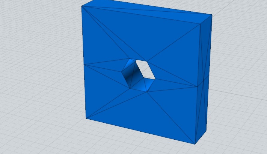 Ten sam model CAD zapisany do STL, ale z siatką trójkątów mającą bardzo małą gęstość