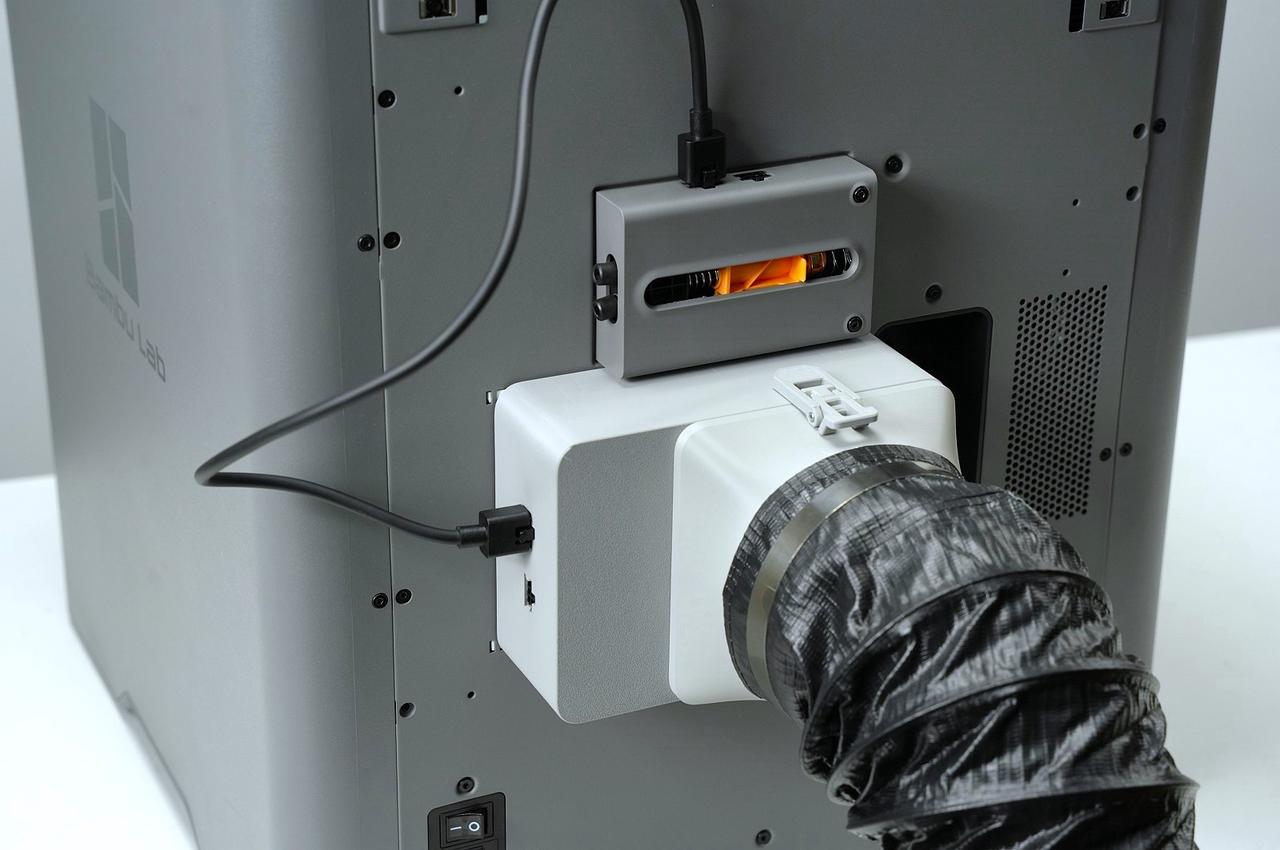 Tylny panel drukarki Bambu Lab P2S z zamontowanym wentylatorem wyciągowym komory roboczej