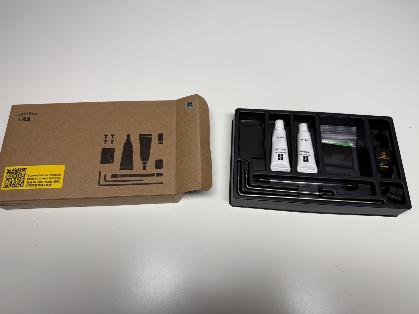 Zestaw narzędzi i akcesoriów serwisowych dołączonych do drukarki 3D Bambu Lab P2S