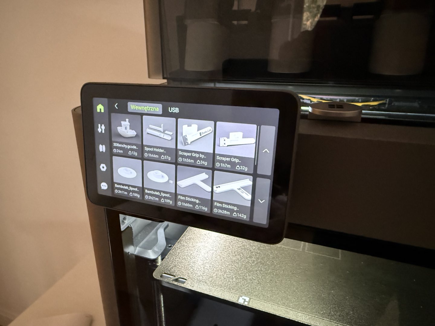 Ekran Bambu Lab P2S z listą modeli zapisanych w pamięci drukarki
