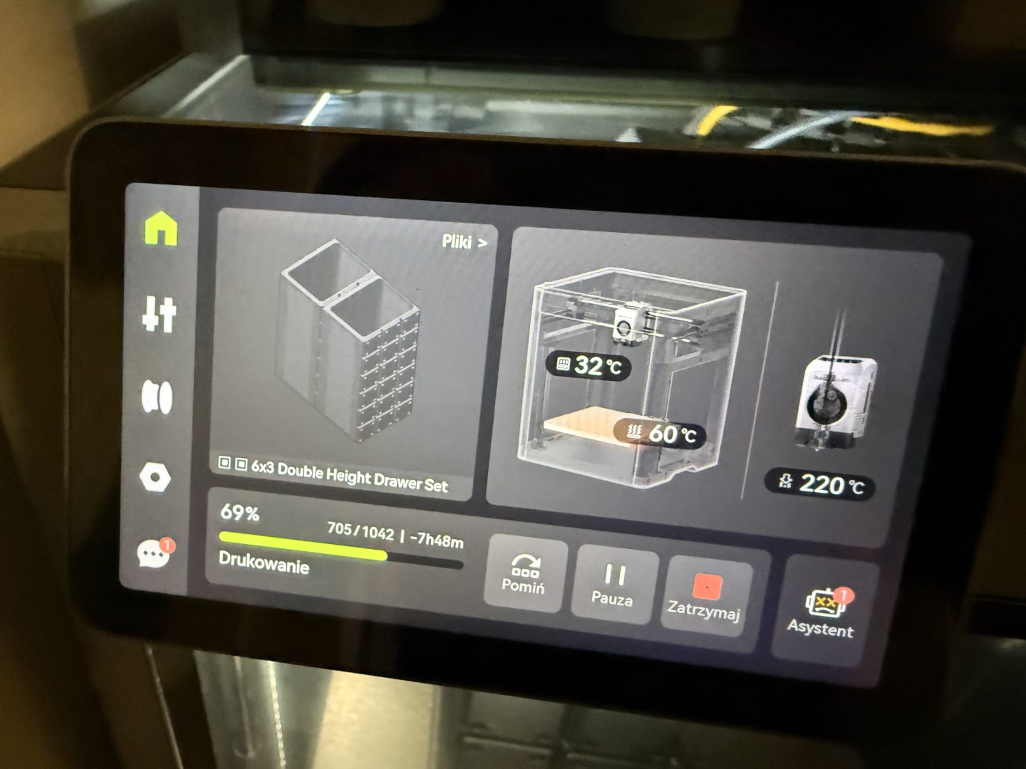 Dotykowy ekran drukarki Bambu Lab P2S – interfejs użytkownika w trakcie drukowania