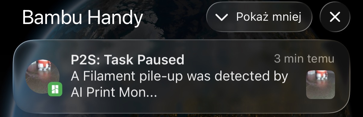Powiadomienie z aplikacji Bambu Handy o wstrzymaniu wydruku na drukarce Bambu Lab P2S z powodu wykrycia nawarstwienia filamentu przez AI