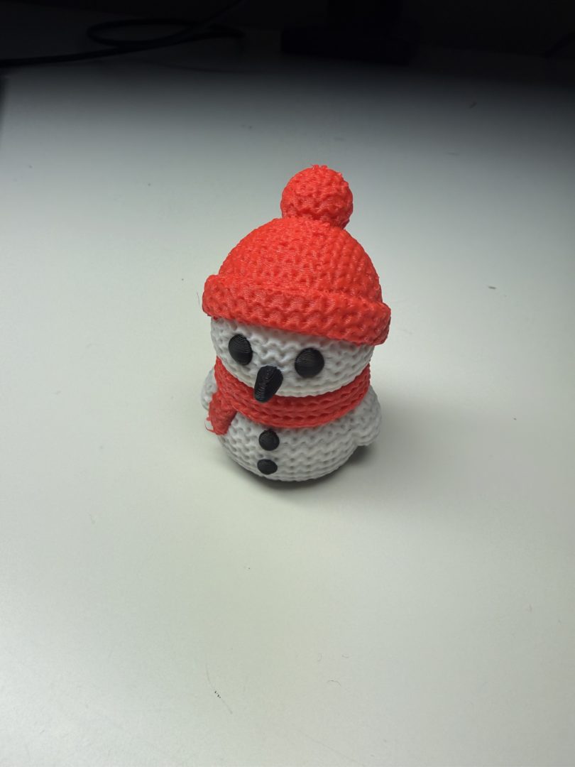 Wielomateriałowy wydruk 3D bałwana z TPU i PLA wykonany na drukarce Bambu Lab