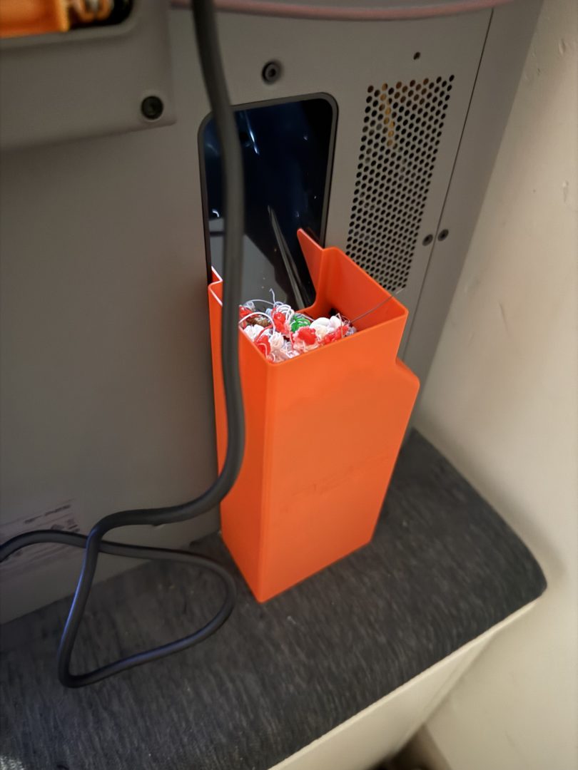 Pojemnik na odpady filamentu przy drukarce 3D – resztki po druku wielomateriałowym