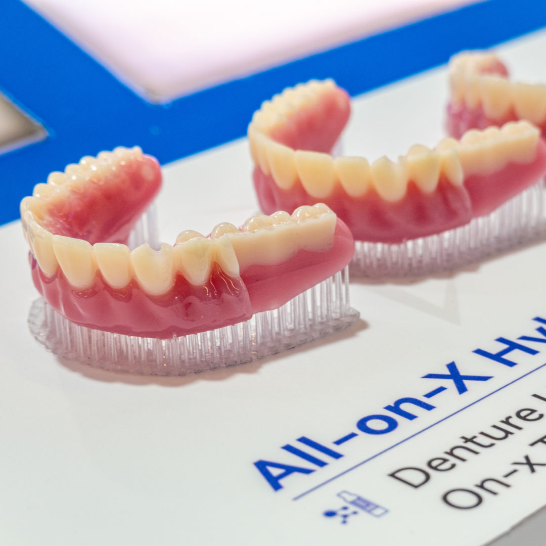 Schemat lub zdjęcie przedstawiające wielomateriałowy druk 3D w stomatologii, z logiem HeyGears.