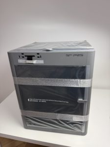 Drukarka 3D Bambu Lab P2S w fabrycznym opakowaniu ochronnym przed rozpakowaniem