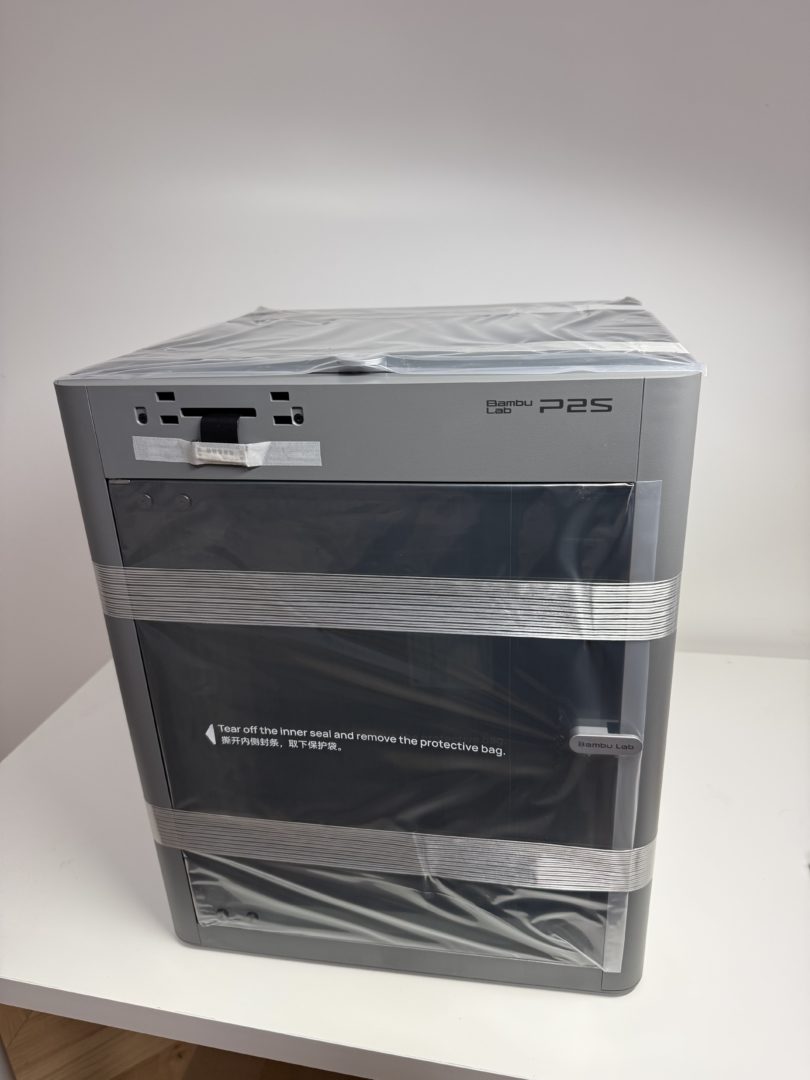 Drukarka 3D Bambu Lab P2S w fabrycznym opakowaniu ochronnym przed rozpakowaniem