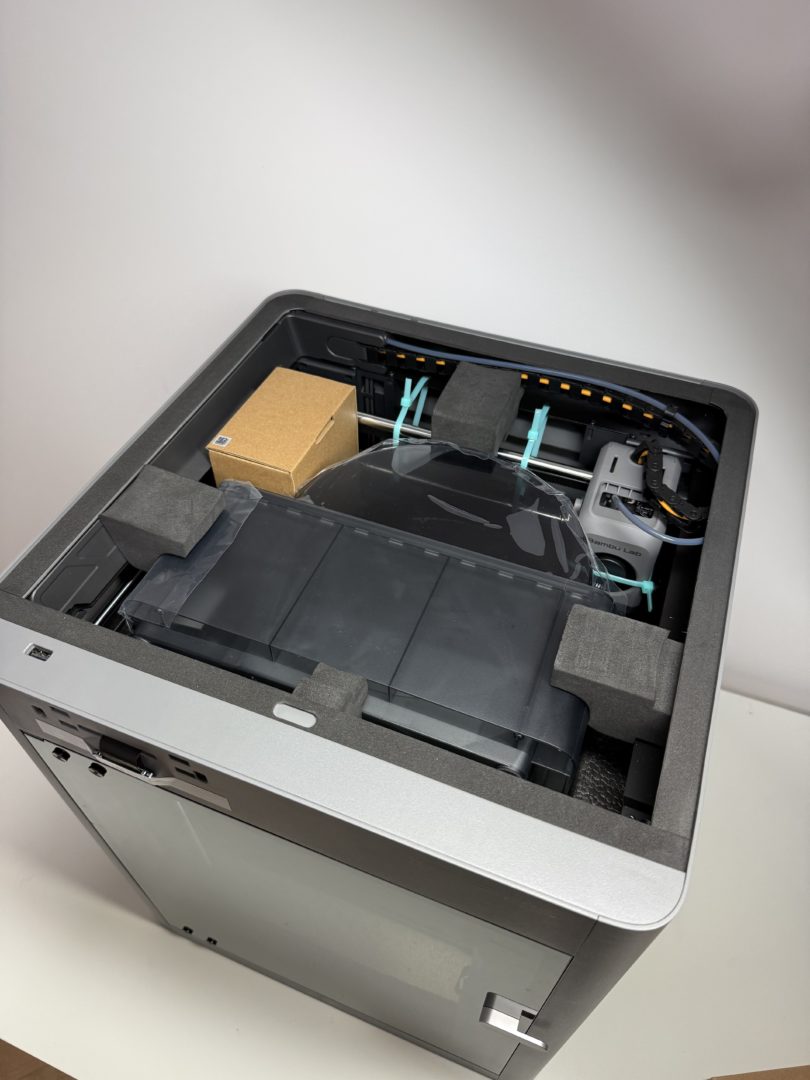 Zabezpieczony transportowo moduł AMS wewnątrz drukarki 3D Bambu Lab P2S
