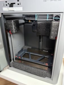 Zabezpieczenia transportowe osi X, Y, Z, stołu roboczego oraz głowicy w drukarce 3D Bambu Lab P2S