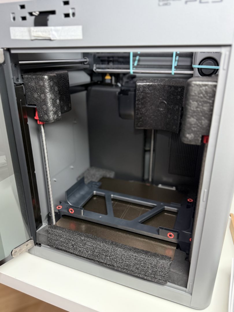 Zabezpieczenia transportowe osi X, Y, Z, stołu roboczego oraz głowicy w drukarce 3D Bambu Lab P2S