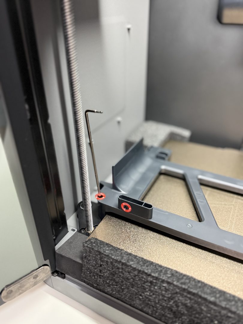 Plastikowe zabezpieczenie transportowe stołu roboczego w drukarce 3D Bambu Lab P2S