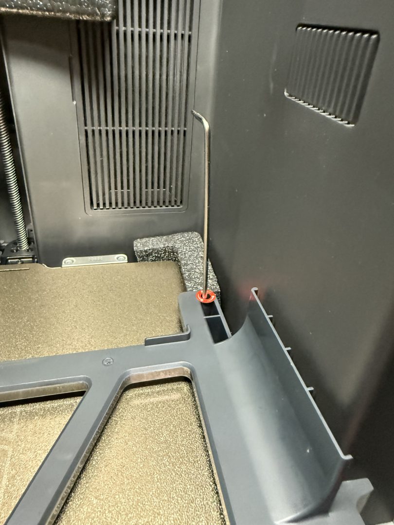 Plastikowe zabezpieczenie transportowe stołu roboczego w drukarce 3D Bambu Lab P2S