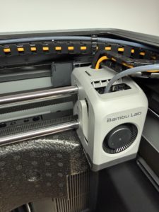 Głowica drukująca Bambu Lab P2S zabezpieczona styropianem na czas transportu