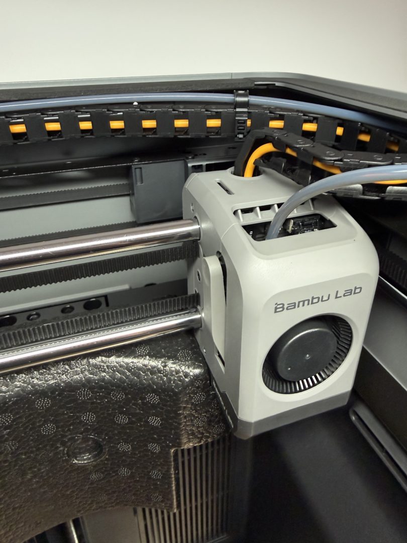Głowica drukująca Bambu Lab P2S zabezpieczona styropianem na czas transportu