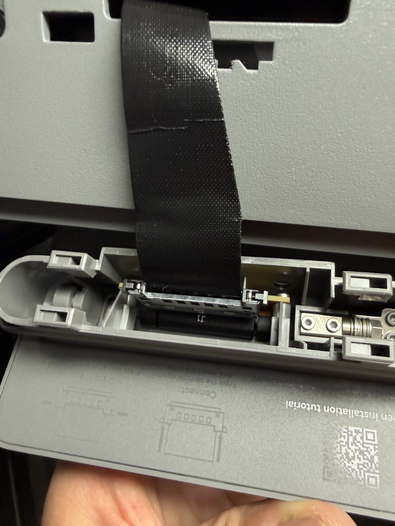 Montaż ekranu dotykowego w drukarce Bambu Lab P2S – podłączenie taśmy sygnałowej