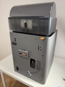 Tylny panel drukarki Bambu Lab P2S z zamontowanym AMS 2 Pro, bez podłączonych rurek PTFE