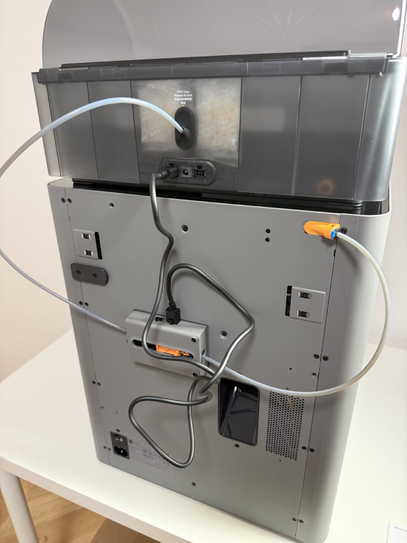 Tylny panel drukarki Bambu Lab P2S po montażu AMS 2 Pro z koncentratorem, bez uchwytu na zewnętrzną szpulę