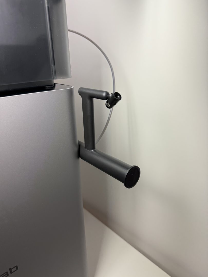 Uchwyt na zewnętrzną szpulę filamentu w drukarce Bambu Lab P2S