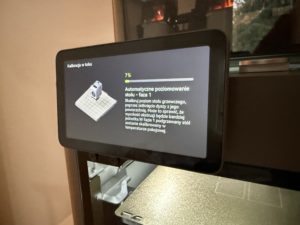 Ekran dotykowy Bambu Lab P2S podczas automatycznej kalibracji i poziomowania stołu