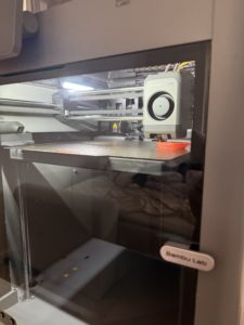 Testowy wydruk Benchy z PLA wykonany na drukarce Bambu Lab P2S