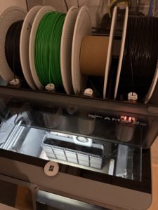 AMS 2 Pro w Bambu Lab P2S po automatycznym przełączeniu na kolejną identyczną szpulę filamentu