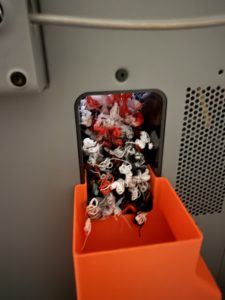 Nagromadzenie filamentu w zsypie odpadów drukarki Bambu Lab P2S wykryte przez system AI Print Monitoring