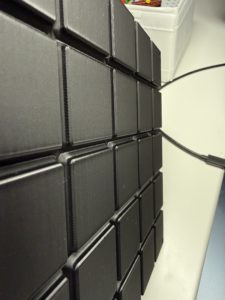 Modułowe elementy wydrukowane w technologii FDM z czarnego filamentu PLA – równe ściany i wysoka powtarzalność