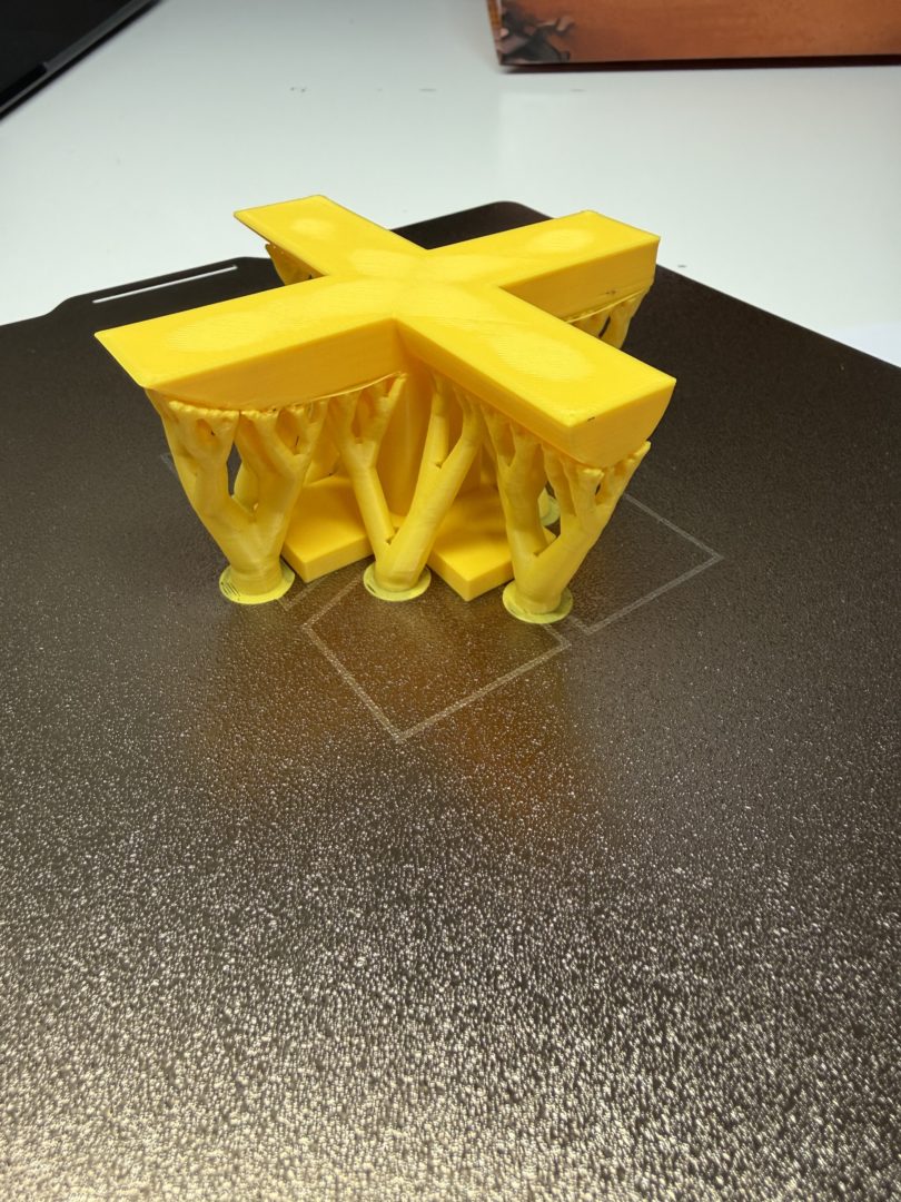 Model z PLA z widocznymi podporami wydrukowany na Bambu Lab P2S przed usunięciem podpór