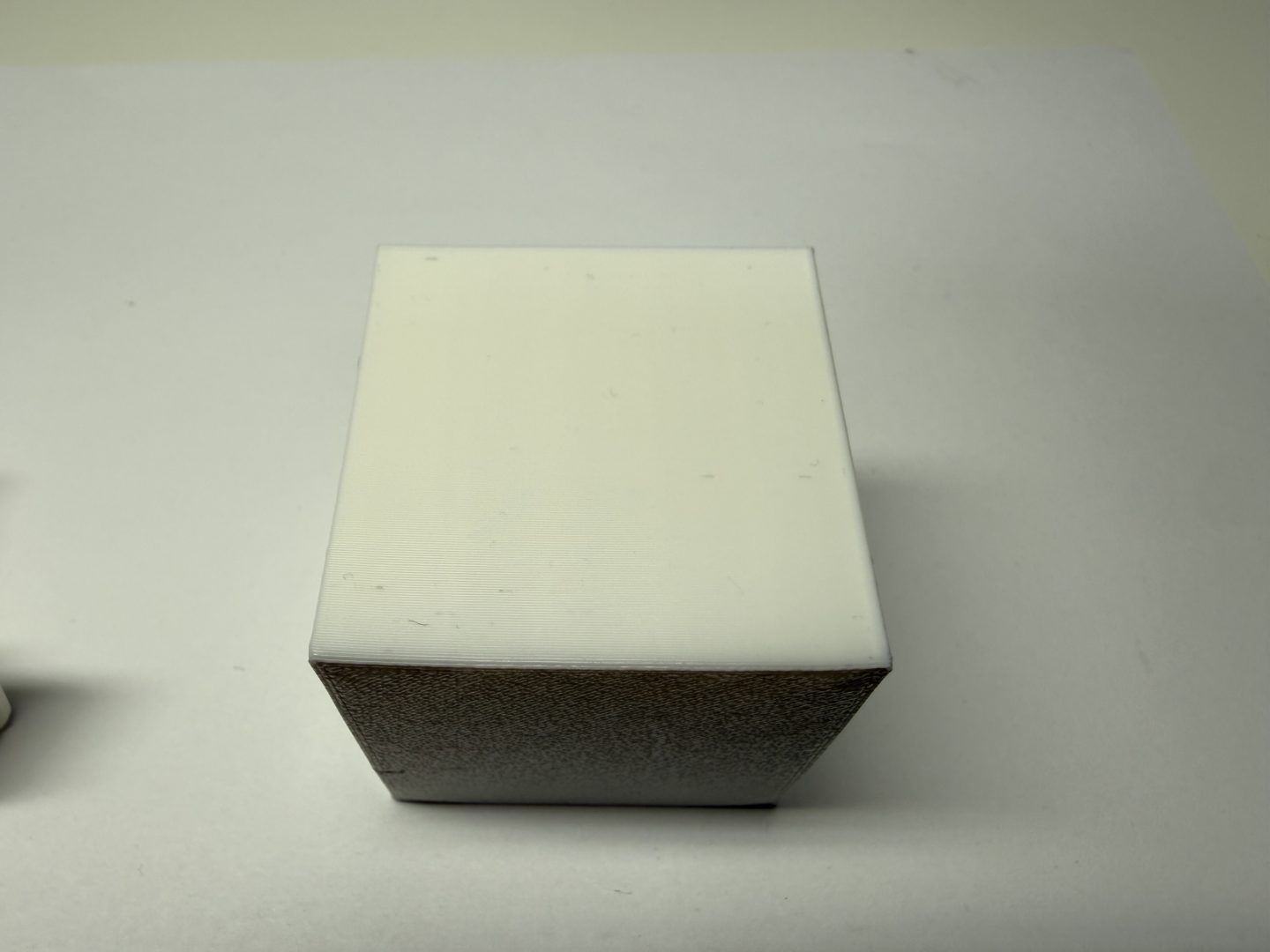 Kostka testowa wydrukowana z filamentu ABS z delikatnym podwinięciem