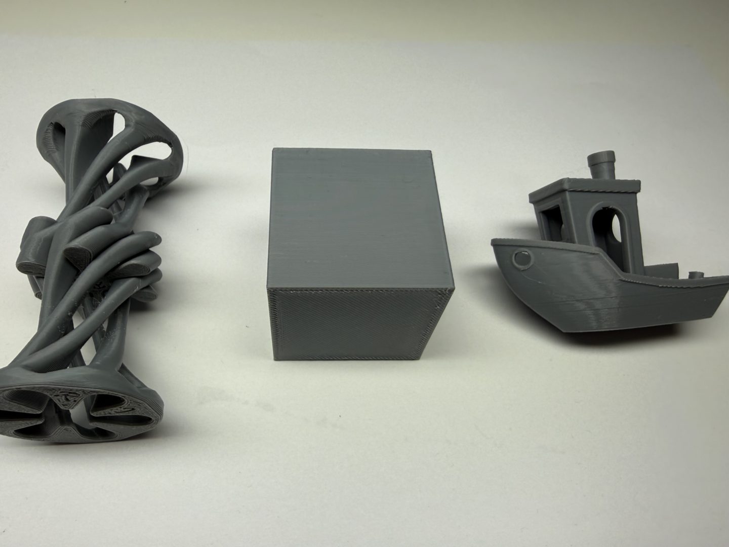 Testowy wydruk z filamentu ASA – kostka kalibracyjna, Benchy i model ruchomy