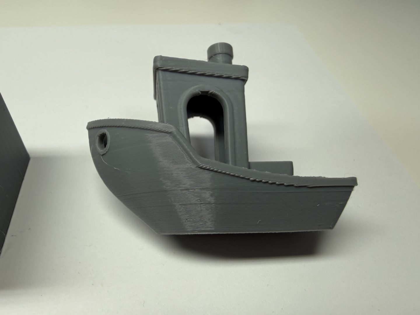 Testowy wydruk Benchy z filamentu ASA – ocena jakości powierzchni i detali