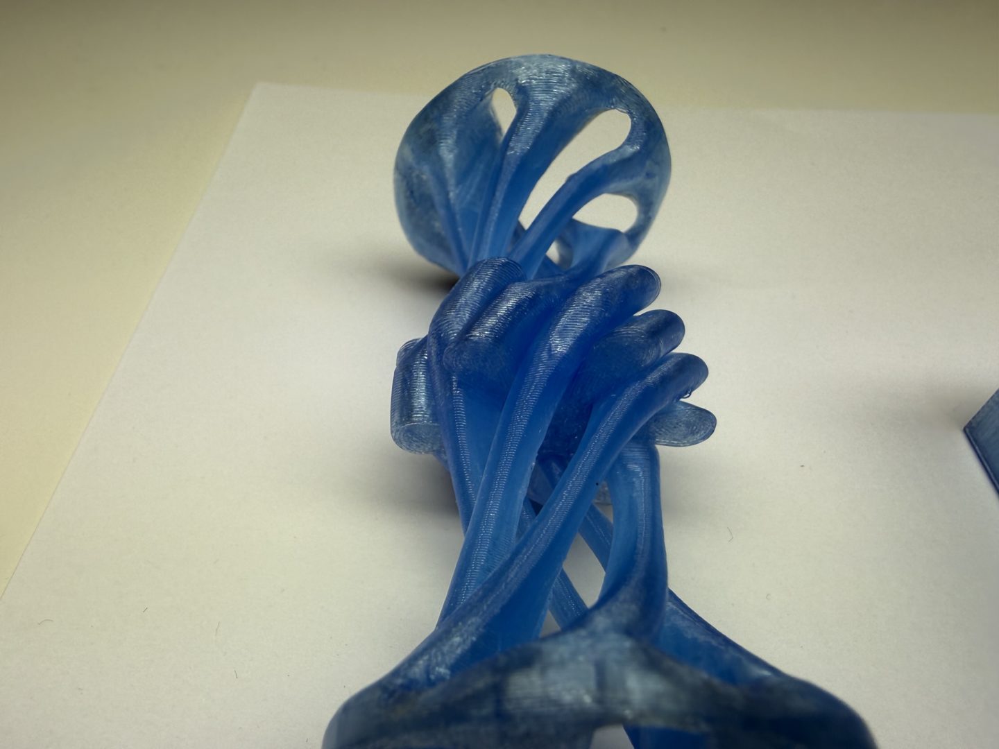 Ruchoma konstrukcja w kształcie klepsydry wydrukowana z PETG