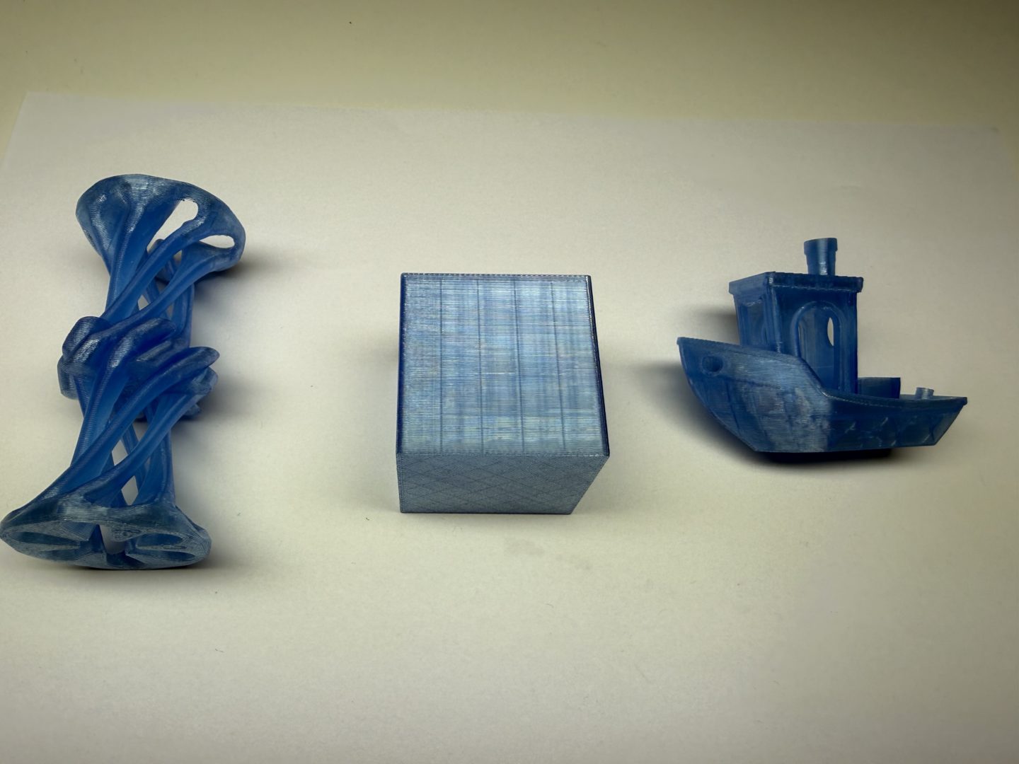 Wydruki testowe z PETG – bryła, kostka kalibracyjna i Benchy