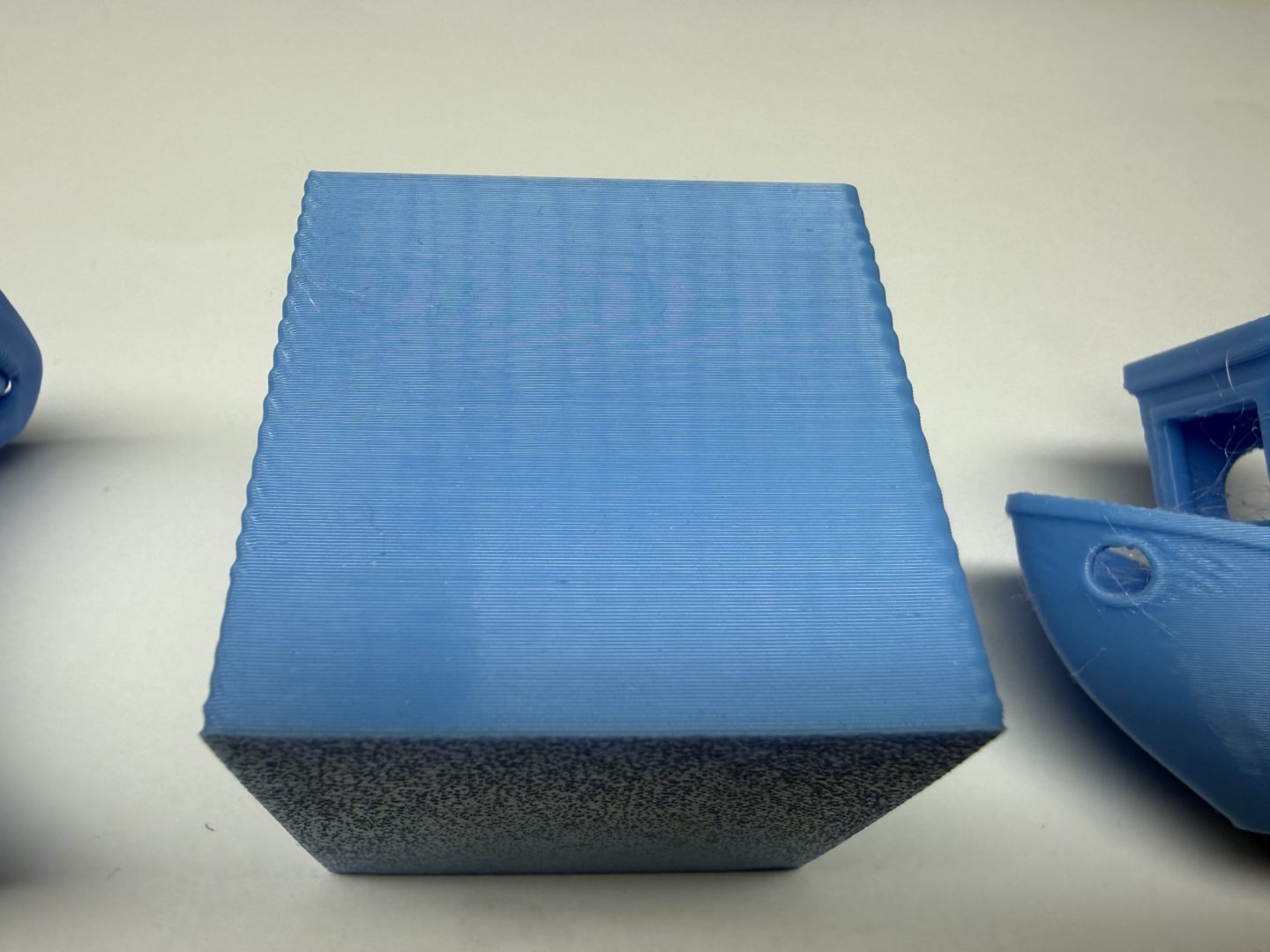 Wydruk testowy z TPU z widocznymi drobnymi falowaniami na krawędziach i dobrą jakością powierzchni