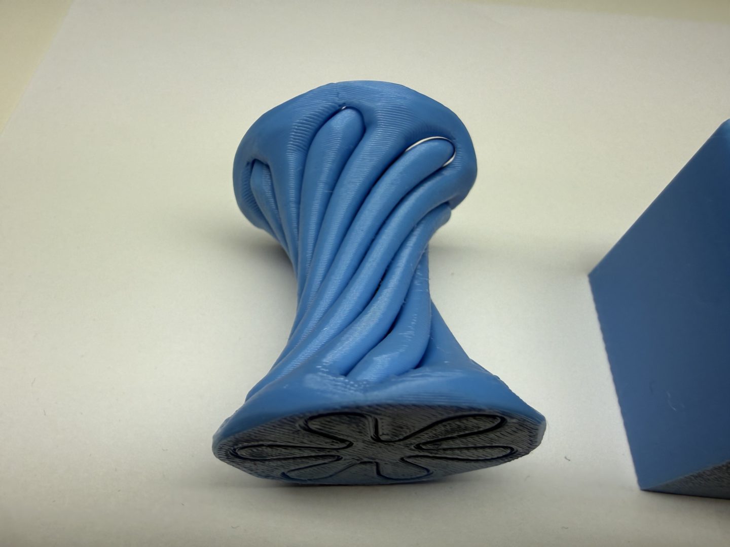 Wydruk TPU o dobrej jakości powierzchni, jednak modele nie rozdzieliły się po zakończeniu druku